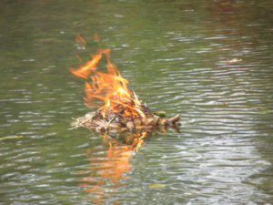 un feu sur l'eau